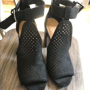 Peep Toe W a Block Heel